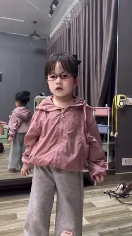 Áo khoác gió hottrend bé mặc #aokhoacgio #aokhoacchobe 