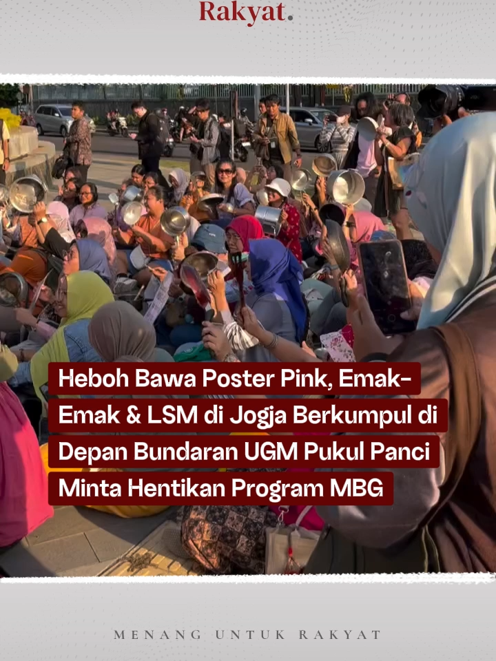 Heboh emak-emak dan LSM di #Jogja berkumpul sambil membawa poster berwarna pink, kompak memukul panci tuntut hentikan program #MBG 😮 #MakanBergiziGratis