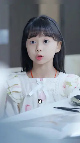 This little girl eats ten large bowls of noodles every meal.#tiktok #movie #fyp #LanguageLearning #usa🇺🇸 