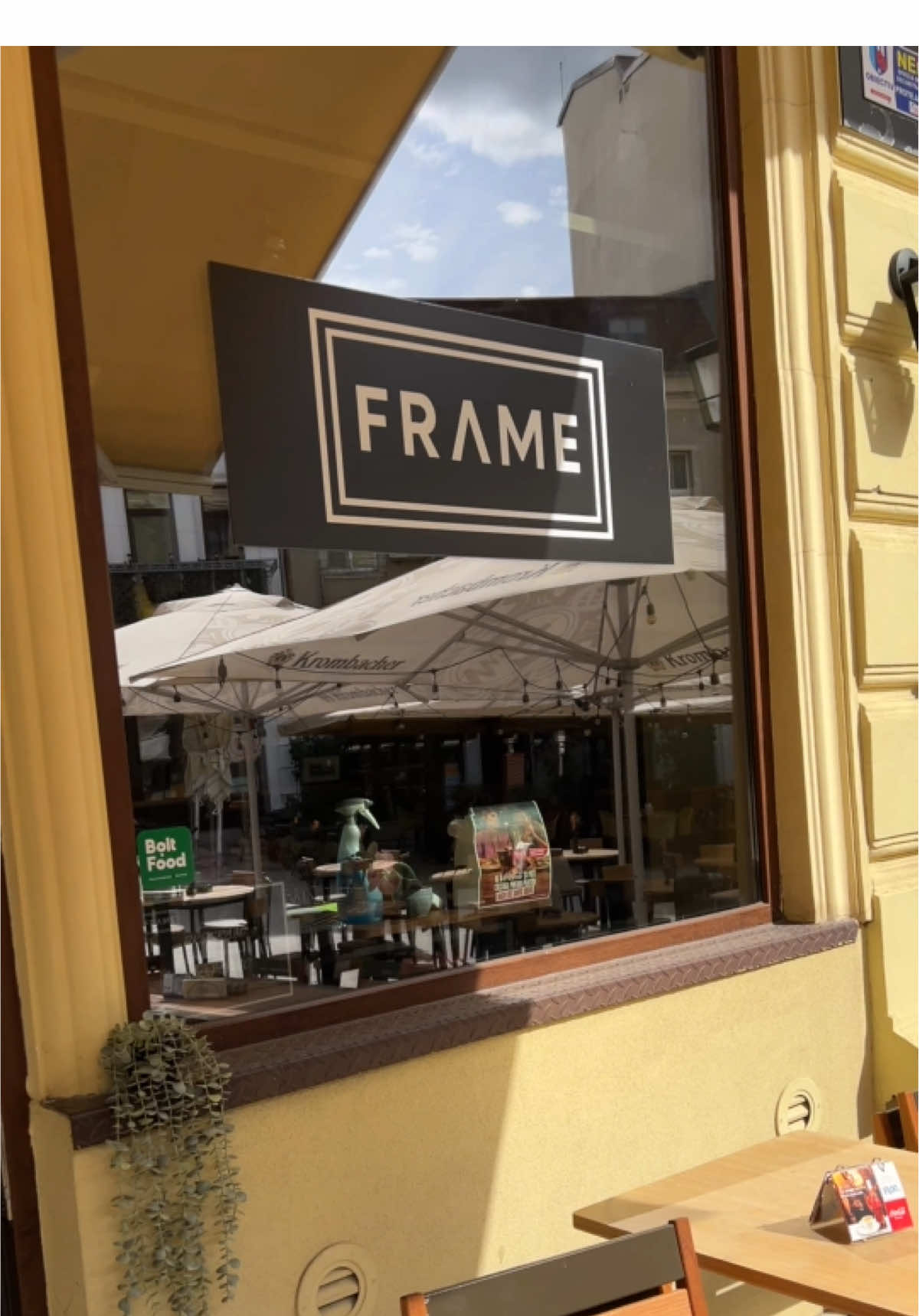 Am atacat coastele, am demolat burgerul și am ras cartofii cu usturoi & parmezan. Board games pe plus, atmosfera beton… singurul minus? Farfuria prea mică pentru foamea mea. 😎🍖🍔🎲                           Level up la prânz: coaste, burger și cartofi magici. 🎮🎲 Singurul bug? Farfuria n-a avut refill. 🤭 #burger #constanța #fyp #booktokromania #septembrie @FRɅME Constanta 