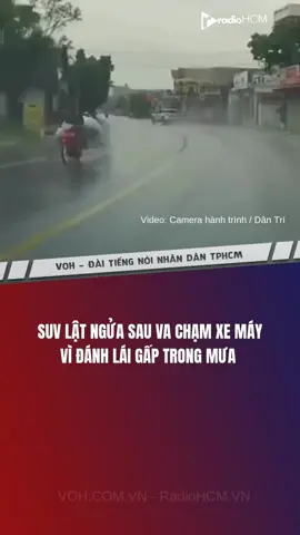 SUV lật ngửa sau va chạm xe máy vì đánh lái gấp trong mưa #giaothong #TinTuc #VOH #RadioHCM #tinnhanh 