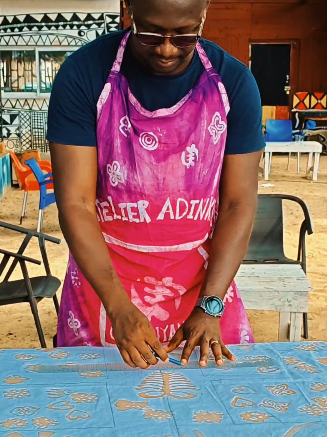 Idée activité pour le week-end. Atelier batik à grand bassam. By Batikpa Kouassi en collaboration avec Côte d’Ivoire Tourisme. #Voyage #tourism #flypシ #unesco 