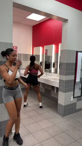 After a successful leg day we shake it to make sure it’s jelly back there 😭😭😭 #icanbeneedy #arianagrandeedits #neworleansbounce #ufcgym  #needyarianagrande 