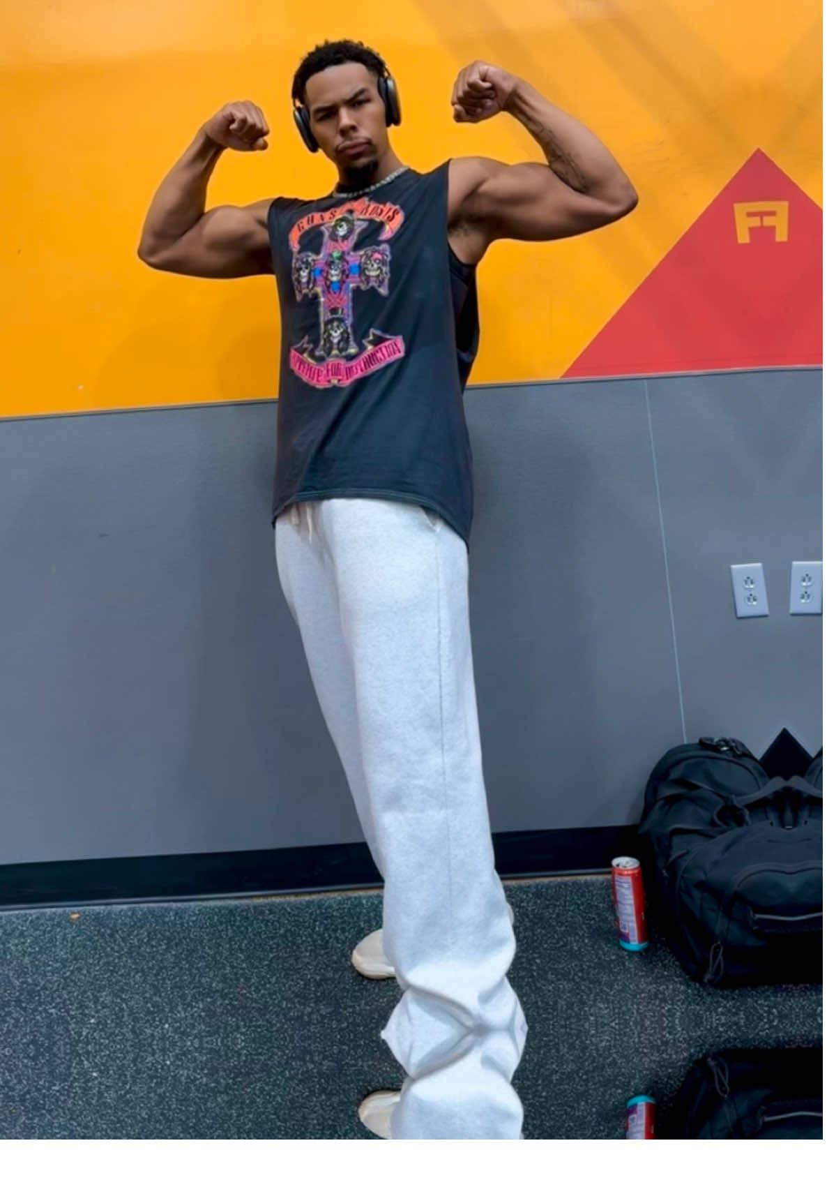 Lost almost 100lbs & found my new favorite pose 😂 & all you gotta do is build muscle(lift weights) when you get vsg. Include cardio, but not 6 days a week 😌 #vsg #weightloss #gym #shapewear #gastricsleevecommunity 