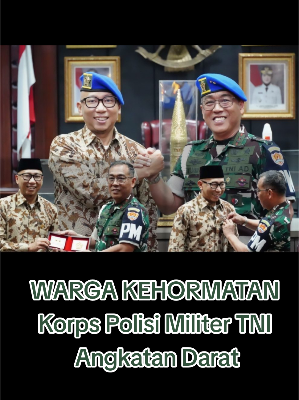 Pemerintah Provinsi Lampung secara resmi menyerahkan Naskah Perjanjian Hibah Daerah (NPHD) kepada Detasemen Polisi Militer 11/3 Lampung bertempat di Ruang Kerja Gubernur.  Penyerahan tersebut dilakukan secara resmi oleh Gubernur Lampung Rahmat Mirzani Djausal dan diterima langsung oleh Komandan Pusat Polisi Militer Angkatan Darat (Danpuspomad) Mayjen TNI Eka Wijaya Permana. Sebagai bentuk apresiasi atas dukungan Pemprov Lampung, Danpuspomad Mayjen TNI Eka Wijaya Permana menyerahkan piagam penghargaan kepada Gubernur Rahmat Mirzani Djausal sebagai warga kehormatan Korps Polisi Militer TNI Angkatan Darat dan kepadanya diberikan hak untuk menggunakan PIN Polisi Militer TNI Angkatan Darat. Dalam kesempatan tersebut, secara resmi Danpuspomad Mayjen TNI Eka Wijaya Permana memakaikan langsung pemasangan PIN Polisi Militer TNI AD dan Baret Polisi Militer TNI AD kepada Gubernur Rahmat Mirzani Djausal. Selamat kepada Gubernur Lampung Bapak Rahmat Mirzani Djausal.. Lampung Maju, Menuju Indonesia Emas!  Jumat, 26 September 2025      @pemprov.lampung @Kominfo Lampung @pemprovlampung #puspomad #tni #rmd #gubernurlampung #kehormatan 