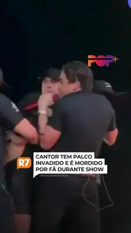 Uma noite de show terminou com um susto para o cantor Natanzinho Lima. Na madrugada desta sexta-feira (26), na cidade de Tavares, Paraíba, o artista teve o palco invadido por uma fã que estava visivelmente alterada e chegou a mordê-lo no braço. Apesar do susto e dos ferimentos leves, o cantor conseguiu retomar a apresentação logo após a fã ser retirada do local.  ➡️ Com informações do @sitepopmais, parceiro do R7.com. O link está na bio. #PortalR7 #R7 (🎥: Reprodução/X)