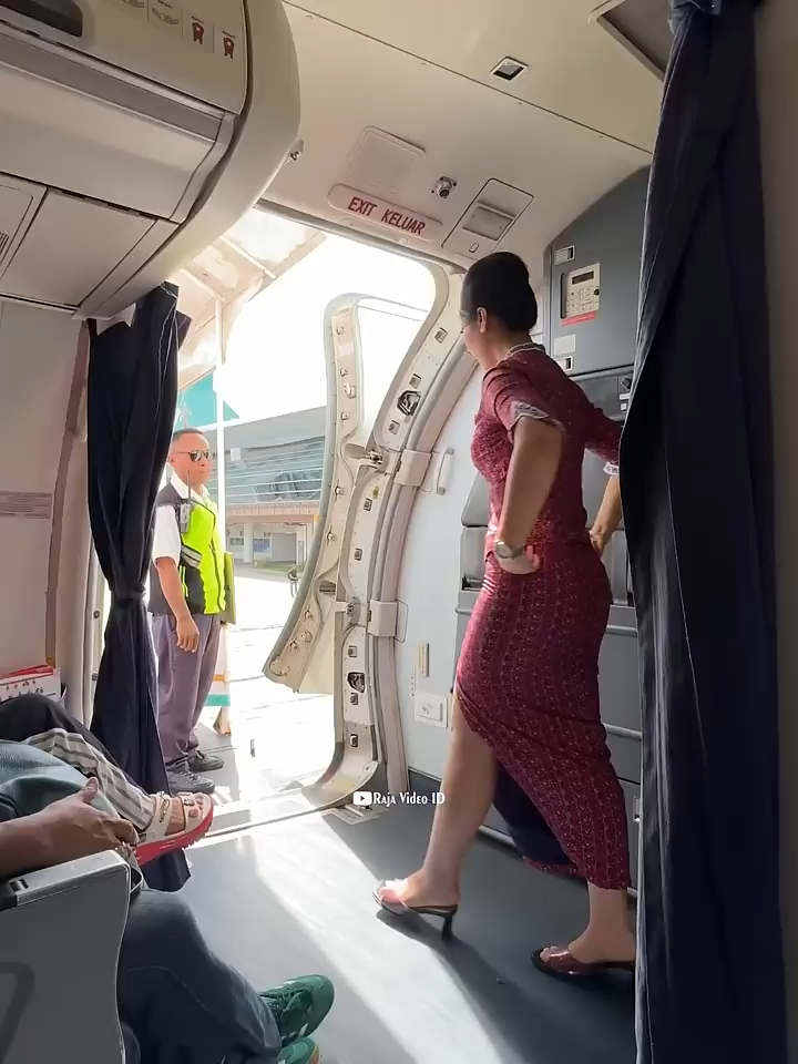 Cửa Máy bay-Pramugari Lion Air Tutup Pintu Pesawat - Boeing 737-900ER - Bandara Eltari Kupang #xuhuong #tinnhanh24h #thinhhanh #phuonghang #videoviral #letuankhang #airline #airlinevietnam