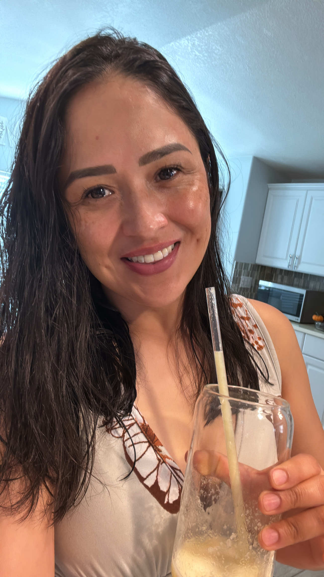 Está bebida de jengibre, limón y miel tiene múltiples beneficios, destacando el refuerzo del sistema inmunológico gracias a la vitamina C del limón y las propiedades antibacterianas y antivirales de la miel y el jengibre. También ayuda a aliviar síntomas de resfriados, como la congestión nasal y la tos, además de favorecer la digestión, reducir la inflamación, y tiene  propiedades antioxidantes. #gripe #resfriado #remedioscaseros 