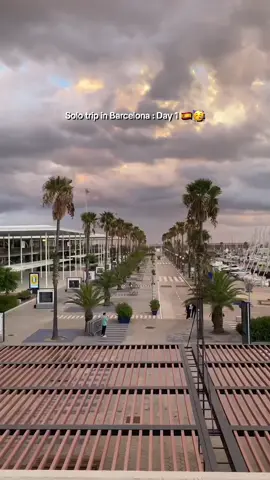 First day on my solo trip in Barcelona 🇪🇸✨ •First matcha 🍵 at Bonsai Matcha Cafe📍: Ice  Strawberry Matcha latte 🍓  •Pizza margherita 🍕at Super local pizza 📍  #barcelona #barcelonacity #solotrip #solotravel #Vlog