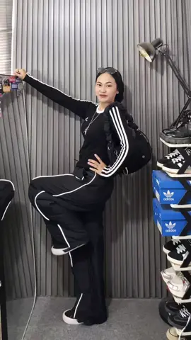 kalian wajib punya guys🔥 #baggypants #celanaparasut #celanaskena #outfitideas #belilokal 