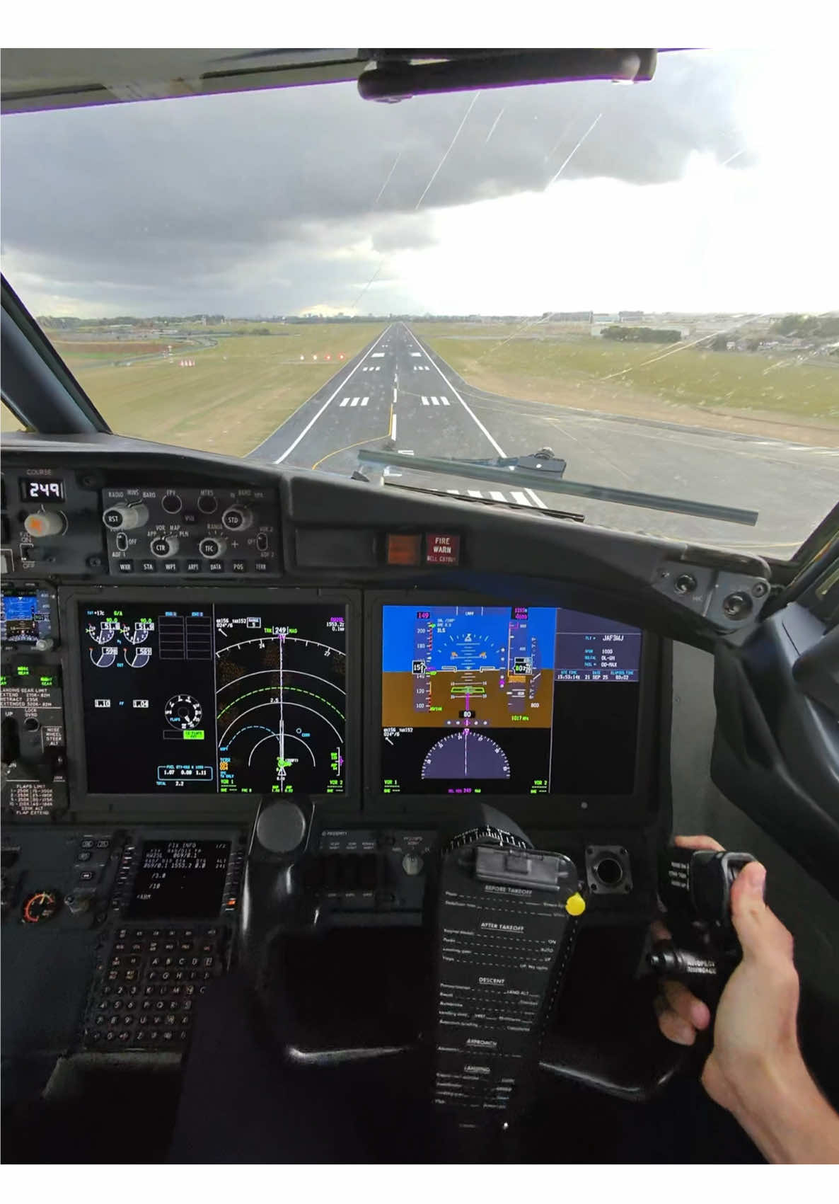 Rainy landing at Brussels airport 🌧️  #pilot #boeing737 #boeing #aviation #airplane 
