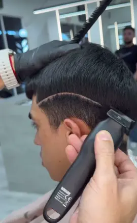 Que tal um modelo de corte diferenciado? Isso só o nosso curso on-line vai poder te ajudar a fazer!#barbeiros #barbershop #cursos #fade #barbearia 