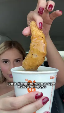 Vocês já experimentaram os Super molhões do @Popeyes Chicken Brasil 🍗 ? Agora tem dois novos sabores: Lemon Pepper e Parmesão 🤩 A chuchada não pode parar, né? 💁🏼‍♀️  Eu aproveitei e também garanti meu queridinho Nola Rose pra acompanhar as tiras de filé marinadas por 12h 🤤 São 6 opções de molhos incríveis: Nola Rose, Louisiana, Maionese, Barbecue, Lemon Pepper e Parmesão 🥳 Tenho certeza que você vai encontrar o seu favorito pra chuchar sem medo 🫶🏻 Campanha válida a partir de 22/08/2025 e enquanto durarem os estoques. Produtos disponíveis nos tamanhos de 100g e 400g, nos novos sabores Lemon Pepper e Parmesão, além dos sabores já existentes: Barbecue, Nola Rose, Louisiana Maionese Temperada e Maionese Tradicional. Após aberto, consumir em até 12 horas. A versão de 100g está disponível no balcão, totem e delivery, já a de 400g está disponível apenas no balcão e totem. Oferta sujeita a alteração ou encerramento sem aviso prévio. Itens adicionais ou substituições serão cobrados à parte. Sujeito à disponibilidade em estoque. Imagens meramente ilustrativas. Popeyes Louisiana Kitchen, Inc. 2025. Todos os direitos reservados.  *Publi #comendo #popeyes #fy 