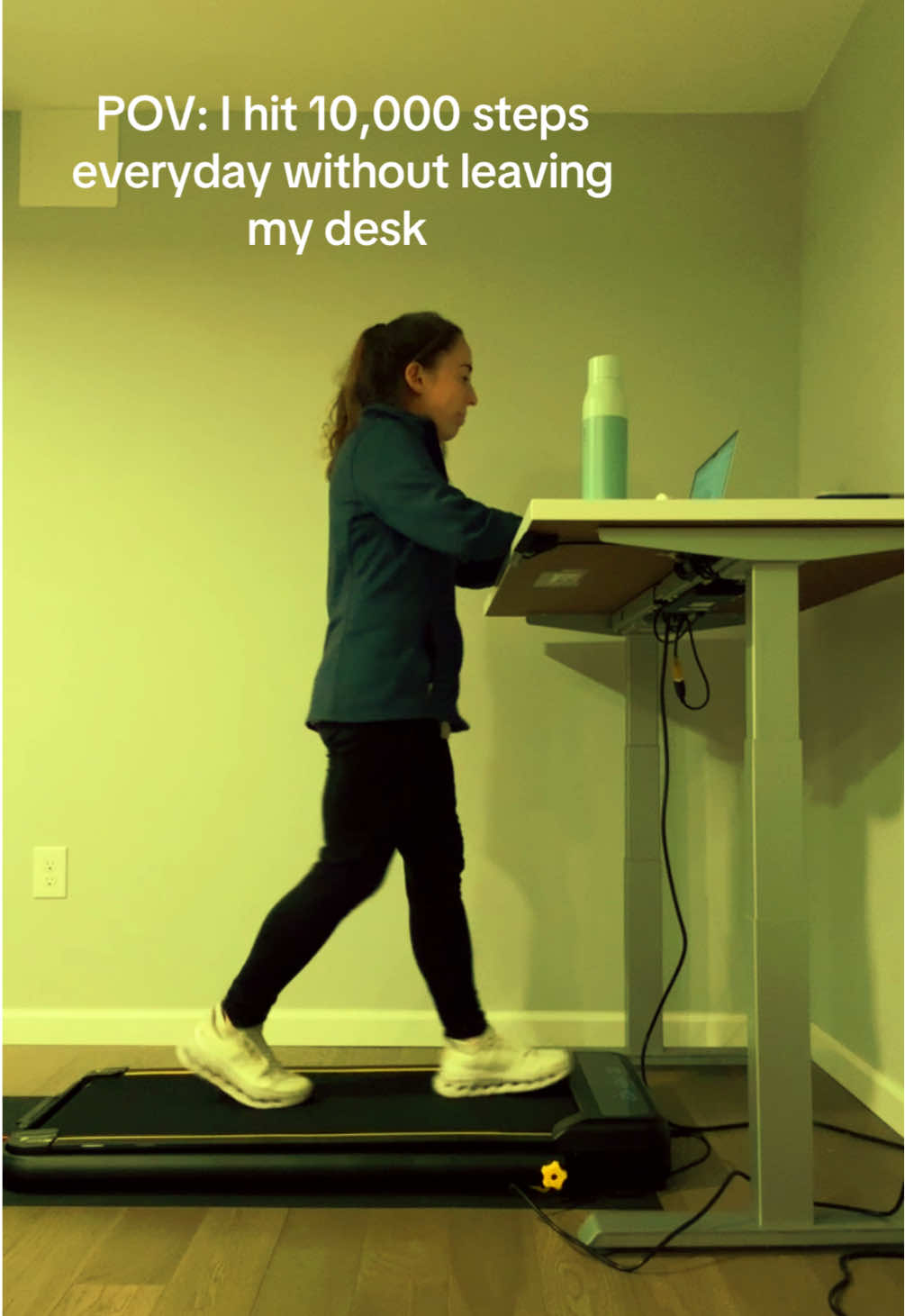 Who says you can’t hit your step goal working at a desk all day? 😉  #10ksteps #wellness #walkingpadathome #walkingpadtreadmill #standingdesk 
