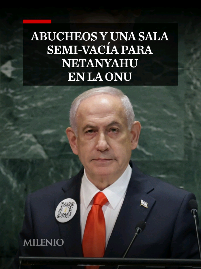 🇮🇱 Numerosos delegados abandonaron la sala de la Asamblea General de las Naciones Unidas cuando el primer ministro israelí, Benjamin Netanyahu, se dirigió al podio para pronunciar su discurso el viernes 26 de septiembre. Mientras los delegados se levantaban y salían, los asistentes en la galería se pusieron en pie para ovacionar a Netanyahu. Durante su discurso, Netanyahu se comprometió a continuar la guerra de Israel contra Hamás en la Franja de Gaza y aseguró a los rehenes aún en poder de los militantes palestinos que no habían sido olvidados. Según funcionarios de salud locales, la respuesta militar israelí ha causado la muerte de más de 65,000 personas en Gaza y ha dejado gran parte del territorio en ruinas. #Milenio #MilenioInforma #Netanyahu #ONU #Gaza 