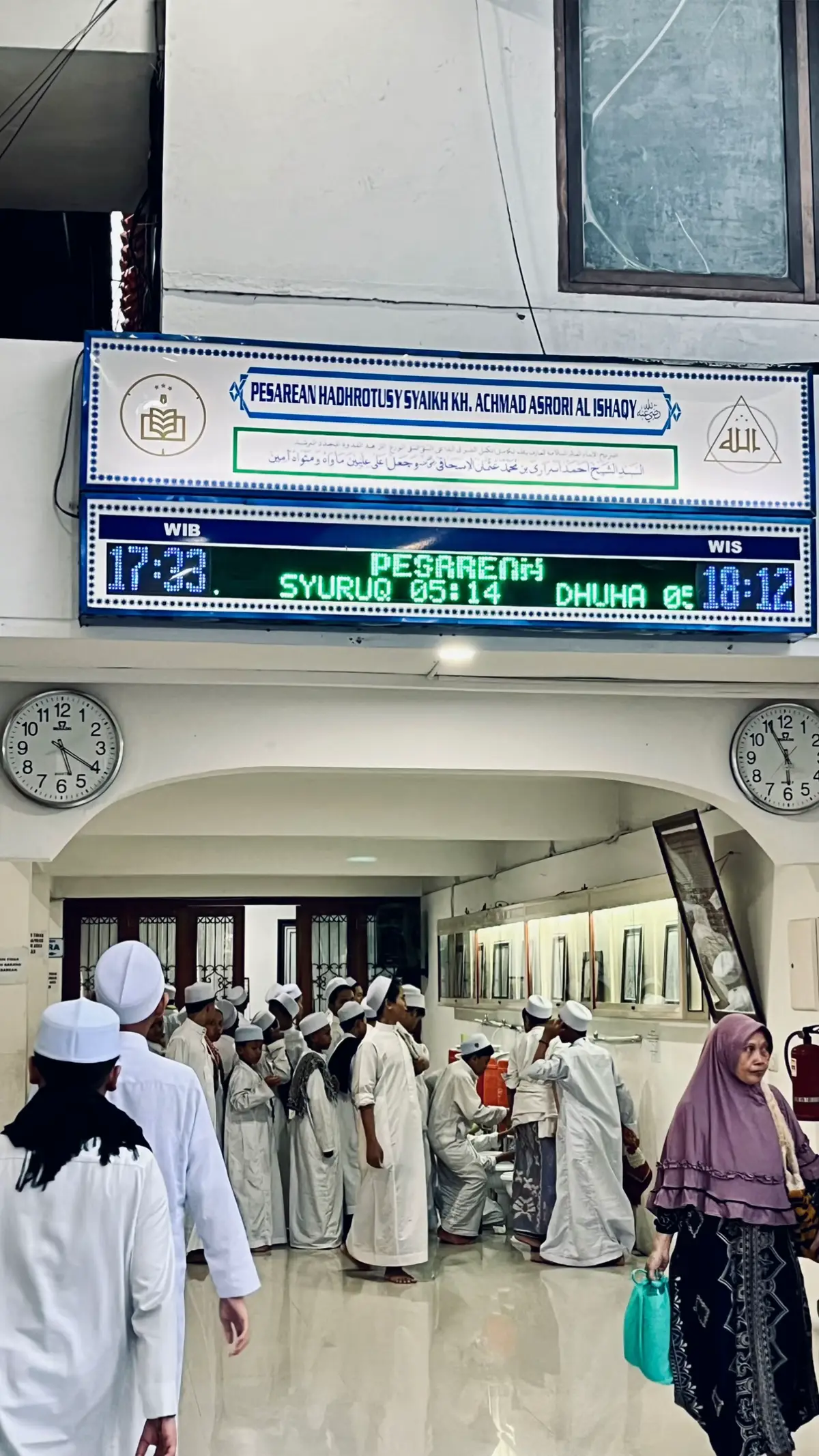 “Sing welas karo uwong”.  #khahmadasrorialishaqy #alkhidmahindonesia #alkhidmahsurabaya #majlisdzikir