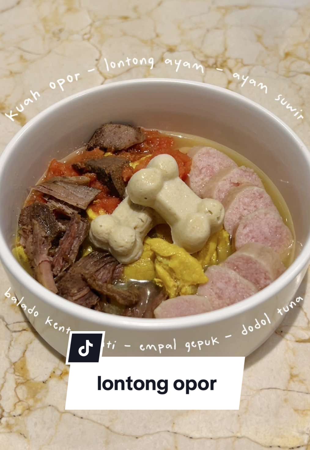 Anjing makan lontong opor 🤤 ⚠️ DISCLAIMER: menu di video ini adalah versi lebih lengkap/variatif dari makanan harian anjingku. Lakukan riset sebelum memberikan anjing makanan segar atau diet baru, dan batasi jumlah camilan & suplemen agar berat badan dan nutrisi tetap seimbang. 