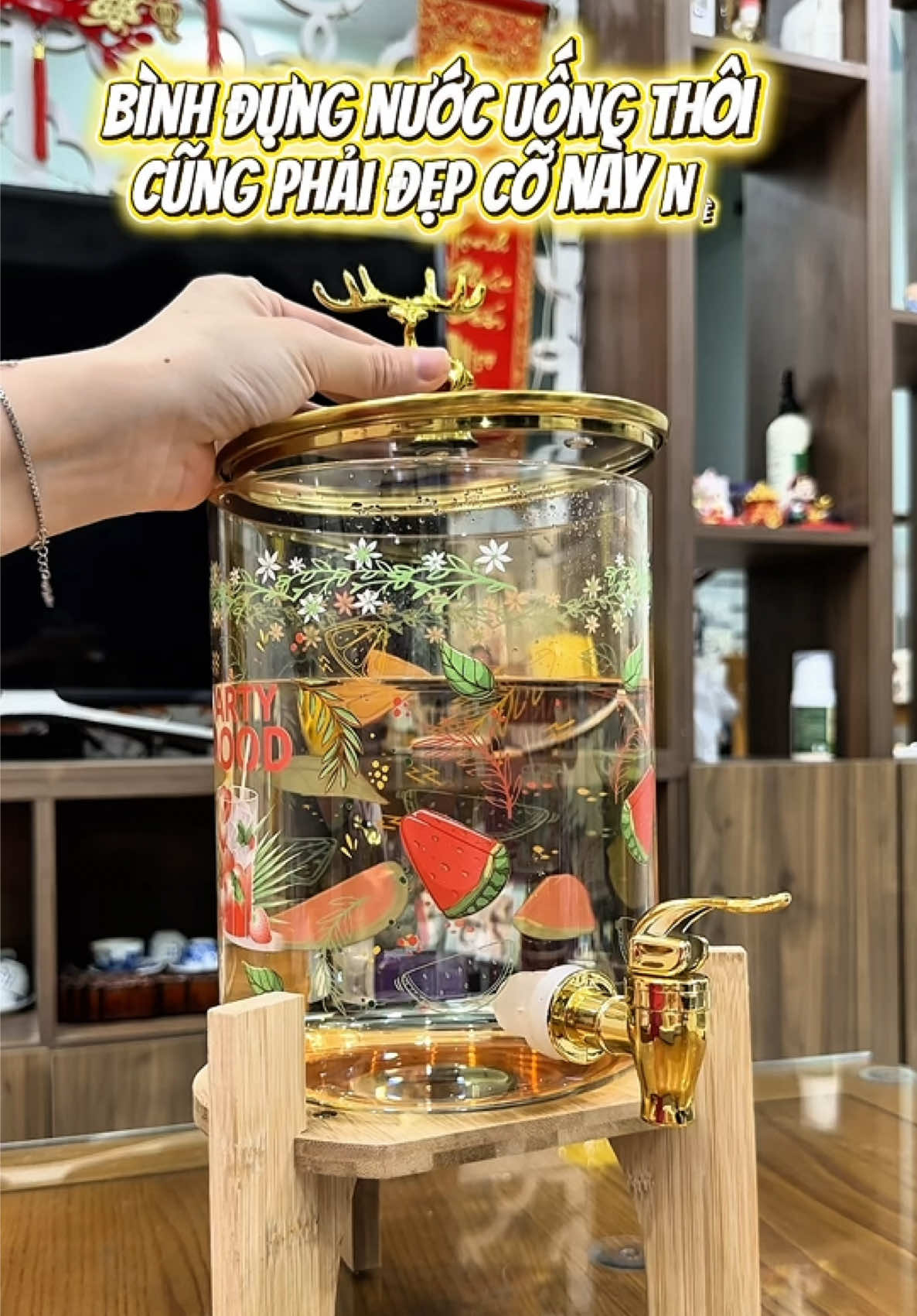 Bình đựng nước Màu Hổ Phách 3,5 lít kèm kệ gỗ và vòi, họa tiết rất dễ thương#ocphuongreview #binhdungnuockemvoi #binhdungnuoc3l5 #binhdungnuockemkego #binhdungnuocthuytinh 
