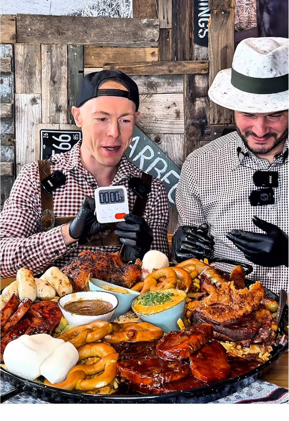 Wenn Oktoberfest auf BBQ trifft! 😱  Die große Wiesn Platte 🔥 60cm voll mit Haxe, Brathendl, Weißwürsten, Schweinebraten & Käsespätzle – und das alles bei @Raph‘s BBQ | Diner & Catering ! 🔥🫃 Wer hätte gedacht, dass Oktoberfest so XXL und BBQ lastig schmeckt? 😅👇 #bigm #bigmeatsfood #bbq #oktoberfest #raphsbbq