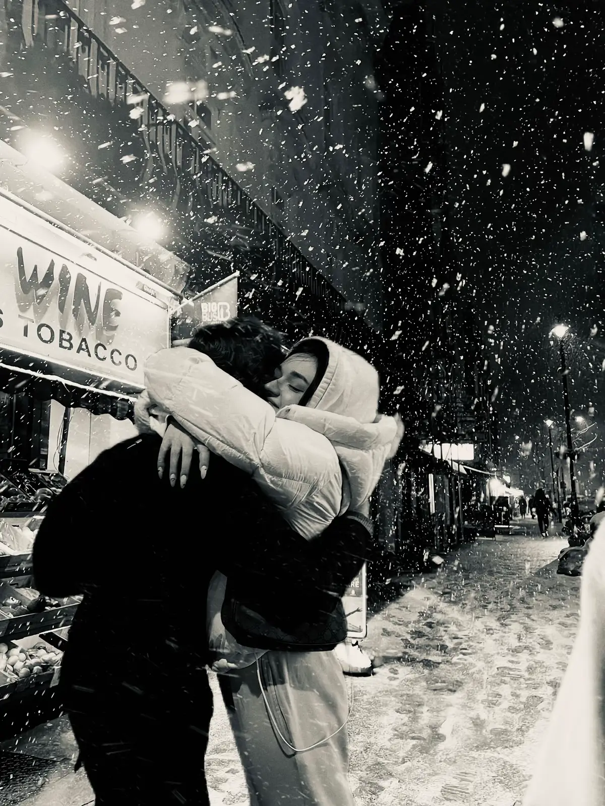 冬天来临，寒风弥漫整条街道，但只要有你在我身边，在我怀里，整个世界就变得温暖，因为你的呼吸和你给予我的爱，足以驱散所有的冰冷。