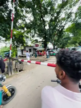 জিবনের প্রথম এত বড় train দেখলাম 🙂🤣#vairal #foryou #tktok #funnyvideos #train