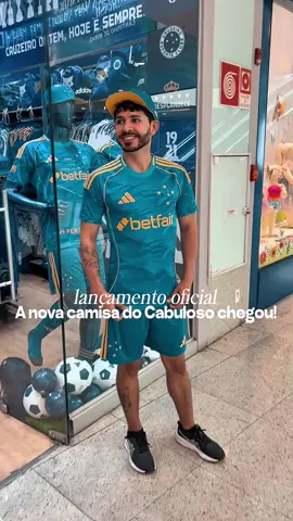 💙🚀 LANÇAMENTO OFICIAL 🚀💙 A nova camisa do Cruzeiro já chegou e você encontra aqui no Shopping Contagem! ⚽✨ 📍 Piso L2 – Loja do Cruzeiro #Cruzeiro #Cabuloso #ShoppingContagem #Lançamento #ShoppingContagem 