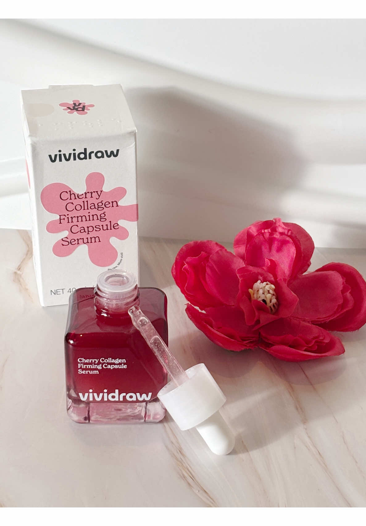 🍒✨ Coup de boost pour la peau ! J’ai testé le  @vividraw US agen Firming Capsule Serum et WOW 😍 La texture avec ses petites capsules fond direct 💧 et laisse la peau repulpée, ferme et ultra hydratée 💖 Résultat ? Un glow frais, comme un shot de collagène ✨ Si tu veux upgrade ta skincare routine, c’est clairement LE sérum à avoir 🔥 » Tu pourras trouver ce joli sérum sur le site de @cosmetic_jolse  #Vividraw #CherryCollagen #FirmingSerum #SkincareRoutine #GlowUp   