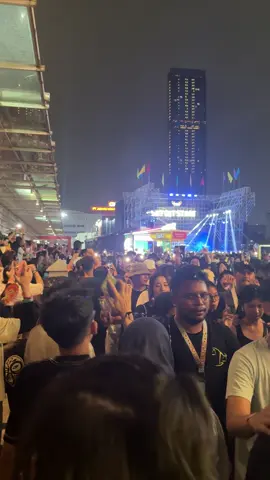 Hahaha asli ini seruu bgtt~ sori banget yg masuk kamera yaa semua penontonnya seruuu dan lucuuu, syg bgt kalo ga diabadikan 😂🫶🏻 #pestapora #tenxi #fyp #jakarta #garamdanmadu