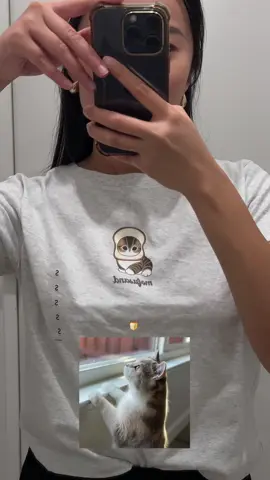 Singapore travel diary #1: first things first, shopping for a mofusand tee! I don’t usually buy graphic tees but am so torn for once. Or should I just get all 3 🤣  #mofusand #uniqlomofusand 