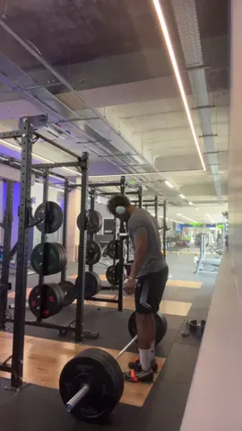 Heavy power clean single!! Hips popping up too fast here, making this a harder rep than it should. #fyp #viral #gym 