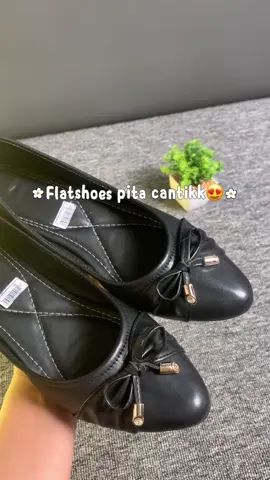 Rekomendasi flatshoes pita cantik nyaman dan elegan nih cocok bangettt buat kamu🫵🏻#flatshoeskerja #flatshoescantik #flatshoes #outfitideas #fypシ゚ #fyppppppppppppppppppppppp 