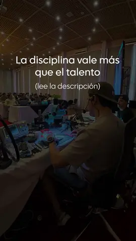 Muchos técnicos creen que no avanzan porque “les falta talento” o porque “otros saben más”. La verdad es que el talento ayuda… pero sin disciplina no sirve de nada. Si sos de los que empieza un curso y nunca lo termina, de los que no mide porque “le da pereza”, o de los que deja un celular a medias en la mesa… ese no es problema de talento, es de disciplina. Yo lo aprendí en carne propia: el que se organiza, practica todos los días y se mantiene constante, termina reparando mejor que el que nació con “talento natural”. Así que crack: no te compares, no te excuses. Ponete metas, cumplilas, y vas a ver cómo tu taller y tu vida cambian.