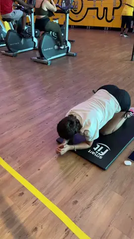 antes de iniciar os exercícios na academia, vocês costumam se alongar também? #paratiiiiiiiiiiiiiiiiiiiiiiiiiiiiiii #paravoce #fyp #fakebodyy⚠️ #latina 