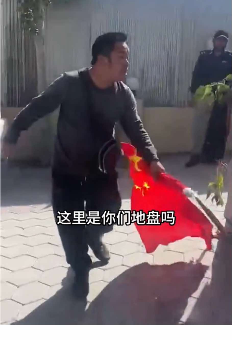 中国人在巴基斯坦交界处举五星红旗，结果…… 