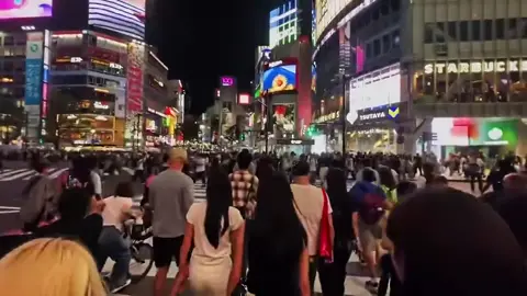 東京のシンボル 渋谷スクランブル交差点は、東京を代表する観光スポットの一つで、「世界で最も人出の多い交差点」としても知られています。多い時には、一度に約3,000人もの人々がこの交差点を渡ると言われています。人々の賑わいをゆったりと楽しむことができます。#澀谷十字路口 #渋谷 #渋谷スクランブル交差点 #日本旅行 #東京 