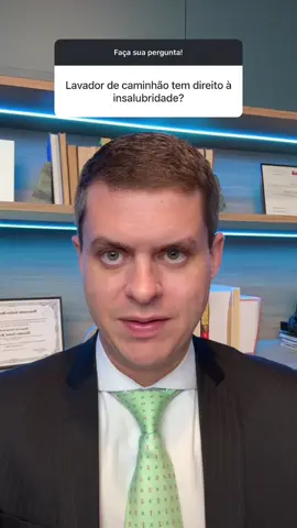 Quem trabalha como lavador de caminhão tem direito à insalubridade? Podem sim ter direito ao adicional de insalubridade, mas isso depende das condições em que o trabalho é realizado. O adicional é devido quando há contato frequente com agentes nocivos, como graxas, óleos minerais, produtos químicos de limpeza fortes e até resíduos que oferecem risco biológico.  Além disso, quem atua com muita umidade, em ambientes molhados, também podem ter esse direito. A Justiça do Trabalho já reconheceu em diversos casos que a atividade expõe o trabalhador a agentes prejudiciais à saúde, enquadrando a função como insalubre. O valor varia de 10% a 40% sobre o salário mínimo, dependendo do grau de insalubridade definido por perícia. Além disso, esse adicional reflete em férias, 13º salário, FGTS e demais verbas trabalhistas. Se a empresa não paga, é possível cobrar judicialmente os valores retroativos dos últimos cinco anos. Você sabia que até a lavagem de veículos pode gerar direito à insalubridade? #advogado #trabalho #trabalhador 