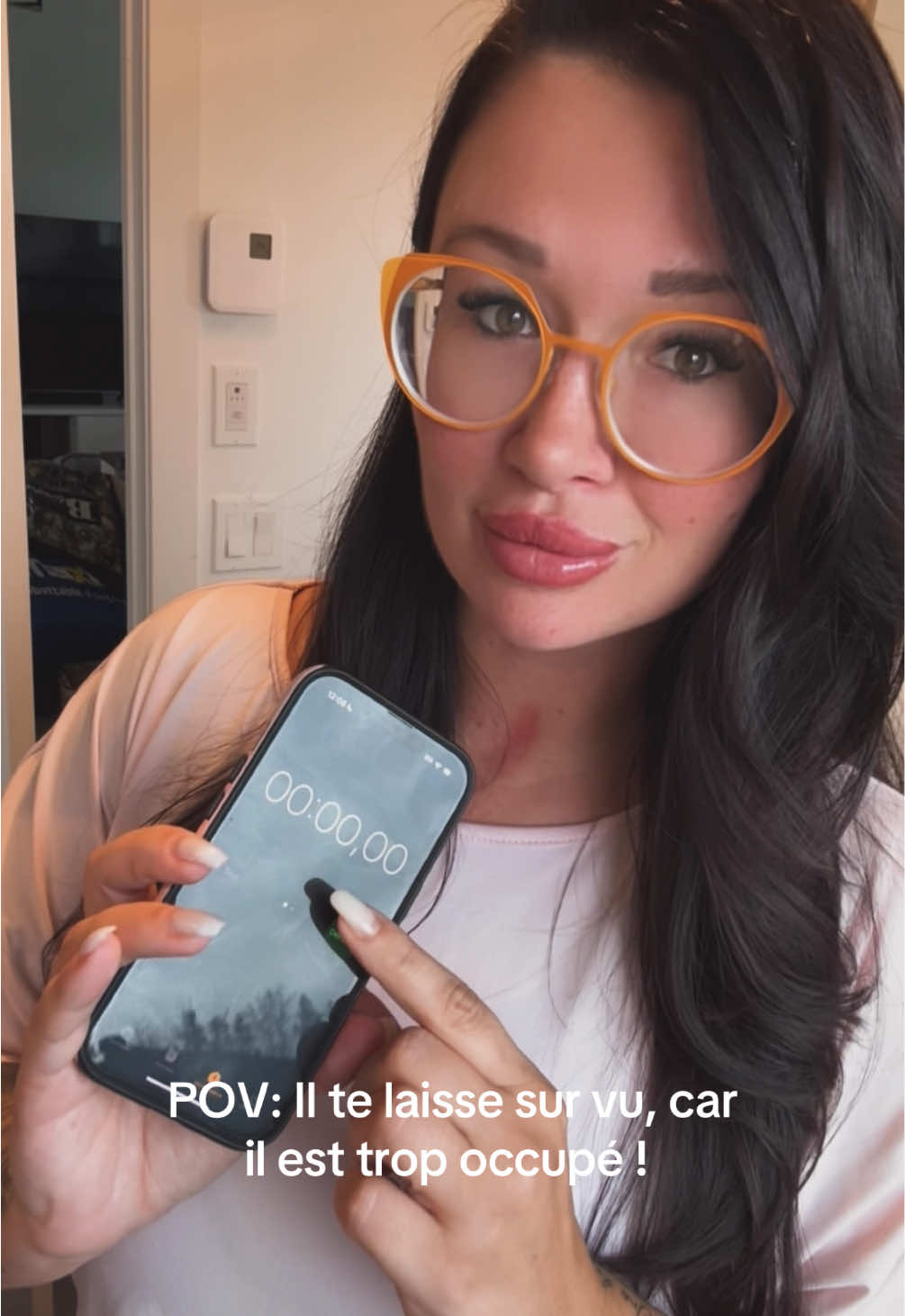 Tu vaux ce 7 secondes 😏 ✨ Si tu comptes vraiment pour quelqu’un, il trouvera quelques secondes pour répondre à ton message. ⏳💬 Parce qu’au fond, ce n’est pas une question de temps… c’est une question de priorité. Et moi, j’ai compris une chose : je mérite ces secondes, je mérite cette attention. C’est ce petit geste qui fait toute la différence entre une relation qui tient debout et une illusion.