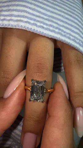 An emerald diamond set on a gold band. Timeless, bold, and effortlessly elegant. ✨💚💍