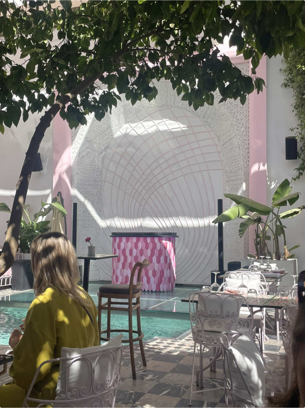 📍 LE JARDIN DU LOTUS, Dar El Bacha, 9 Derb Sidi Ali Ben Hamdouch, Marrakech 40000 — 💕petit resto/brunch très girly, très accueillant.  — 👯‍♀️L’idéale pour un repas entre besties. #morocco #marrakech #bestie #restaurant #adressemarrakech 