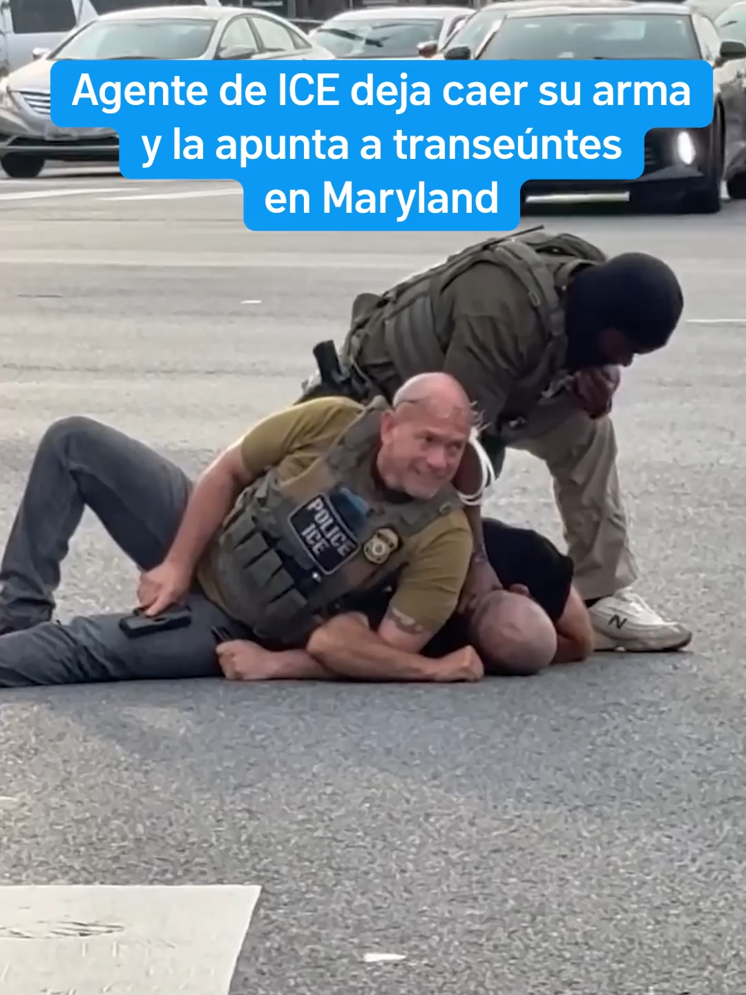 Un video muestra a un agente de ICE en Hyattsville, Maryland, dejar caer su arma y apuntarla hacia transeúntes durante un arresto.