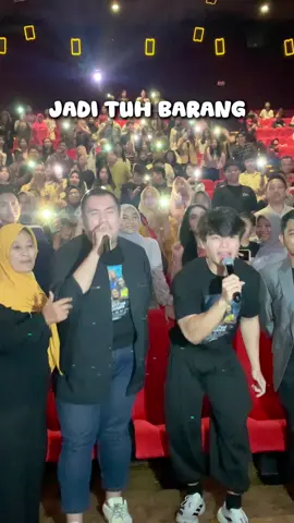 Nobar Jadi Tuh Barang rame-rame bareng cast 🤩🤣 @jadituhbarangfilm  Filmnya lucu + relate banget sama kehidupan anak muda. Wajib nonton di bioskop! 🎬🔥 #jadituhbarang #jadituhbarangfilm #jtbfilm #komikpictures 