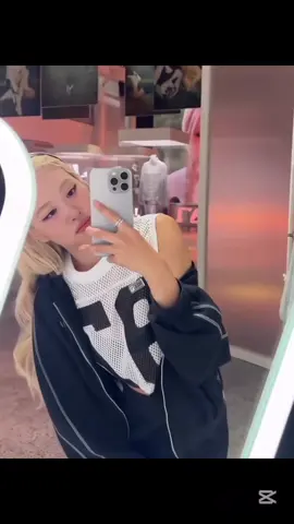 Armileri kudurtmak deyince akıllara gelen ilk kraliçe😝  #rosé #roses_are_rosie #kpop #blackpink #army 