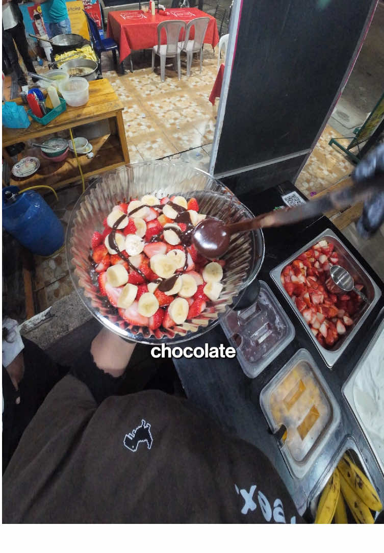 Prepare una fresa con chocolate gigante a las 10 de la noche #fresasconchocolate #frutireex #emprendimiento #fresasconchocolategigantes #postres 