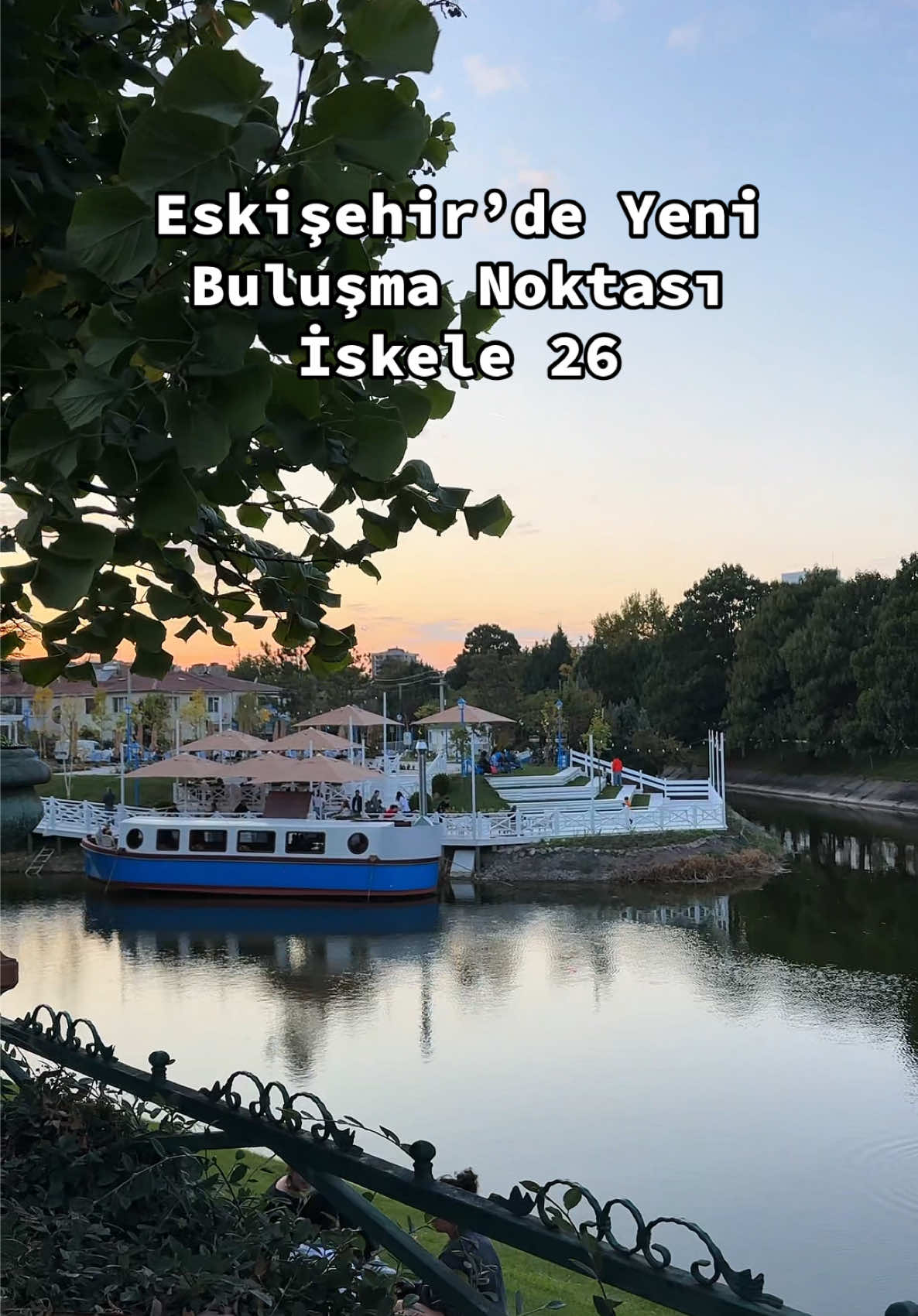 Porsuk Çayı’nın huzurunu, ahşap terasların keyfini ve balık ekmek kokusunu aynı anda yaşayabileceğiniz İskele 26, artık Sümer Mahallesi’nde sizlerle! 🛶🌿 @eskisehirbb @ayseunluce  Ve size küçük bir sürprizleri var: 5 Ekim’e kadar 1 kahve alana 1 kahve İskele’den! ☕✨ Yeni keşifler için takibe devam edin, bu alanı siz de çok seveceksiniz! 🌊