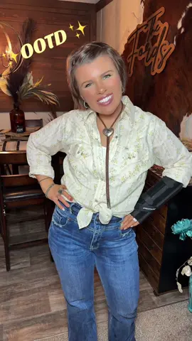 Western OOTD #westernfashion #westernchicfashion #bootsandjeans #ootdinspo #midsizefashion 