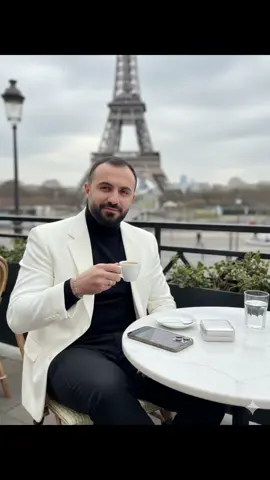 + gemini +resim ekle +Prompt  Bulutlu bir günde arka planda Eyfel Kulesi olan açık bir Paris kafesinde oturan şık bir adamın son derece ayrıntılı ve gerçekçi bir fotoğrafı. Adam (eklenen fotoğraftan, orijinal yüz genişliğinden, saçından ve ifadesinden) siyah bir balıkçı yaka gömleğinin üzerine büyük boy beyaz bir blazer ceket ve zarif siyah pantolon giyiyor. Narin giyiyor ve sağ elinde zarif bir şekilde küçük bir fincan espresso tutarak kendine güvenen bir ifade sergiliyor. Önünüzdeki kafedeki mermer masanın üzerinde bir iPhone 17 Pro Max var. #chatgpt #gemini #geminiprompt #Prompt 