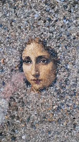 Justin Bateman, a British artist known as “PebblePicassos” on Instagram, creates intricate, ephemeral portraits using raw, untouched stones gathered from various natural landscapes. Often inspired by famous artworks and cultural figures, his pieces are meticulously arranged in their environments and left to erode, emphasizing the transient beauty of both creativity and nature. Artist: @Justin Bateman  #art #creative #artist