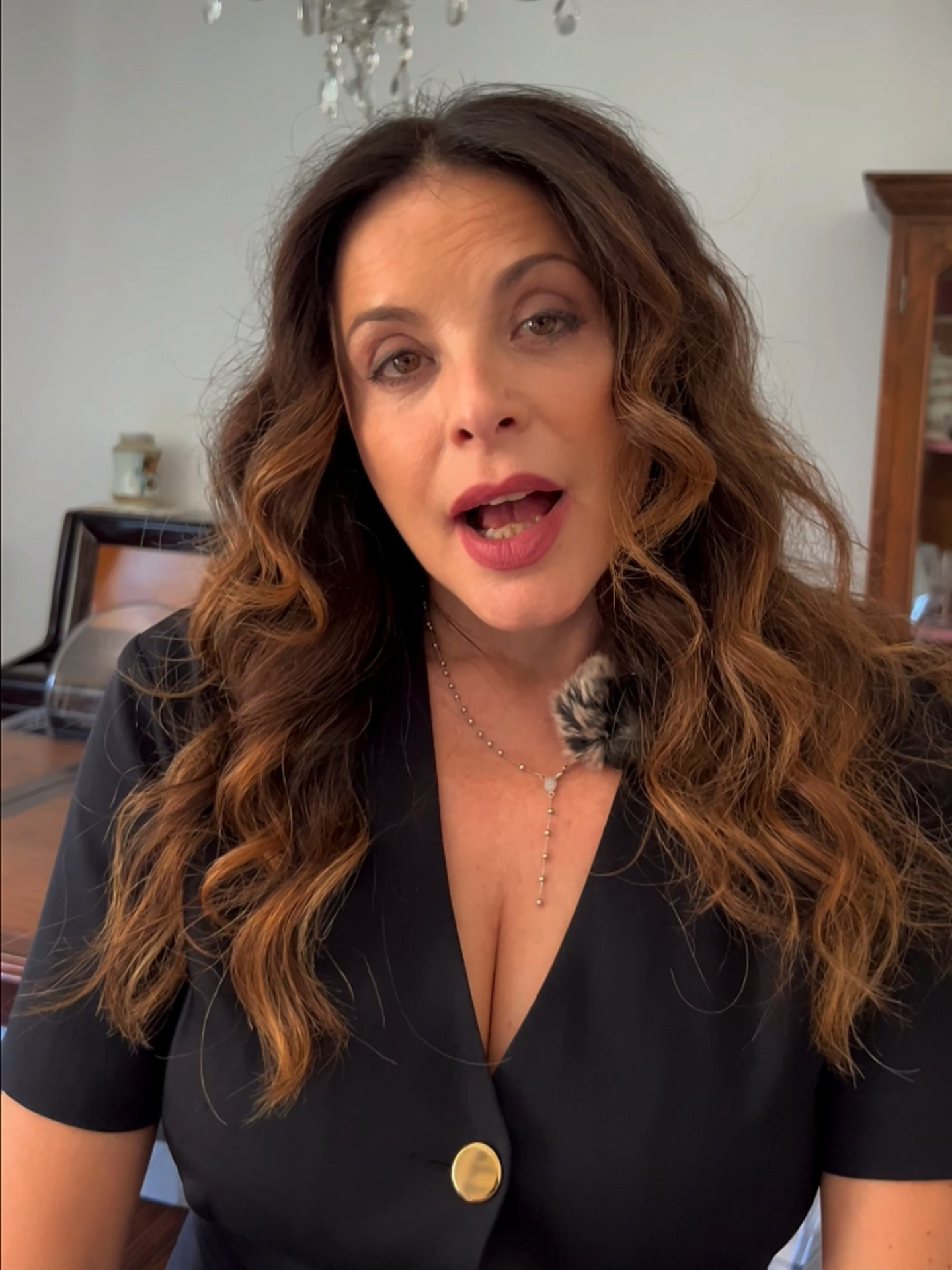 “A’stip e miett n’cor. Nun t’ portà ‘a rabbia cu tte, ché ‘o tiempo sistema tutto… e ‘e soddisfazioni arrivano, belle e pure meritate.” ✨ #proverbinapoletani #citazioni #citazioninapoletane #attrice #elenarusso