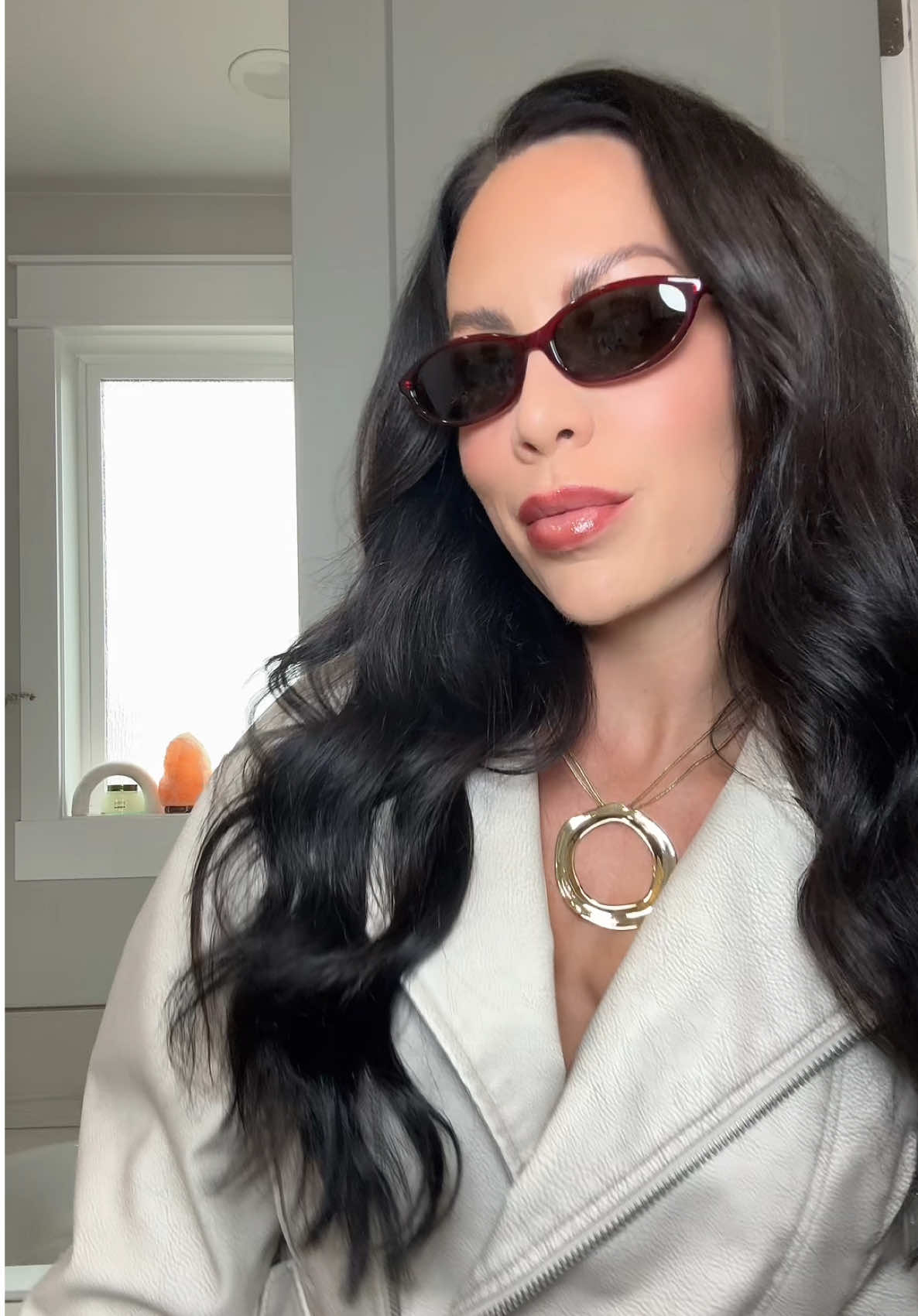 Blending my problems away 🪄 Products used: Base 🙏🏼 @ILIA Beauty glazing milk  @Haus Labs foundation @Diorbeauty forever glow star filter, contour stick shades tan and medium @Hourglass Cosmetics airbrush concealer  @Kosas revealer shade magic + setting powder shade translucent candy @Huda Beauty liquid blush shades cotton candy + peach sorbet  @Armani beauty bronzer shade 100 Eyes 👀  @Patrick Ta Beauty major dimension III palette @Victoria Beckham Beauty satin kajal liner cinnamon @Lancôme cils booster + lash idole topped with @YSL Beauty lash clash extreme  Lip 👄 @Charlotte Tilbury lip cheat shade Hollywood honey  @maccosmetics Creme d’Nude in center  -Haus labs phd gloss shade praline to marry it all together  Outfit Necklace @Ettika open circle Jacket @ZARA leather crop 4341/840 Shades @DIMA EYEWEAR GLOBAL Dina in red  Leather shorts @Free People  XO 💋  •••• #makeuptutorial #getreadywithme #sephora #makeuplooks #fyp 