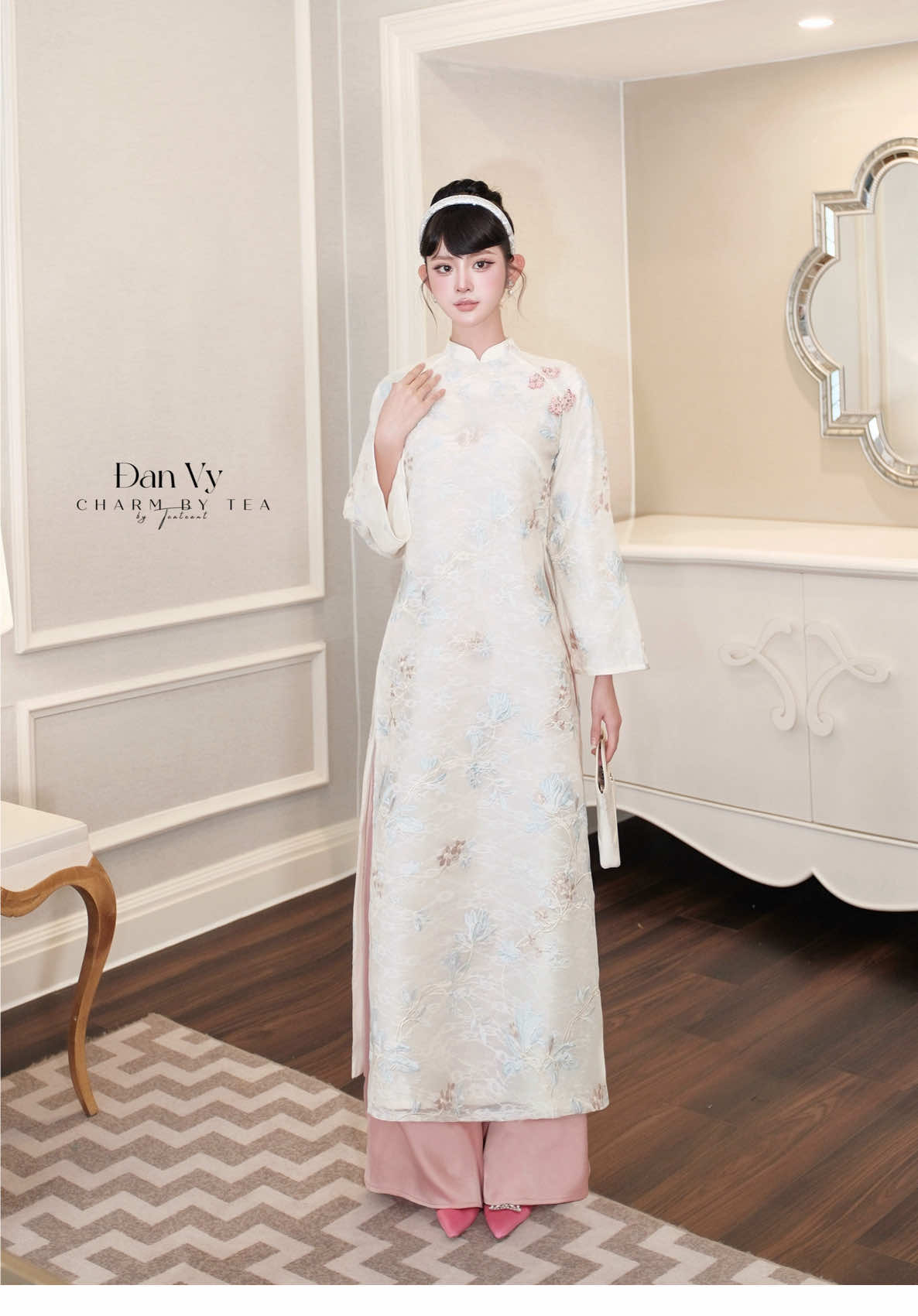 Áo dài Đan Vy  trắng tinh giản nhưng đầy cuốn hút – dễ dàng tôn dáng, khiến nàng đủ nổi bật trong mọi khoảnh khắc.